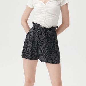 Nwt paperbag black leaf print shorts w/ pockets S